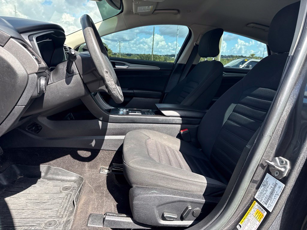 Used 2019 Ford Fusion SE FWD image 6