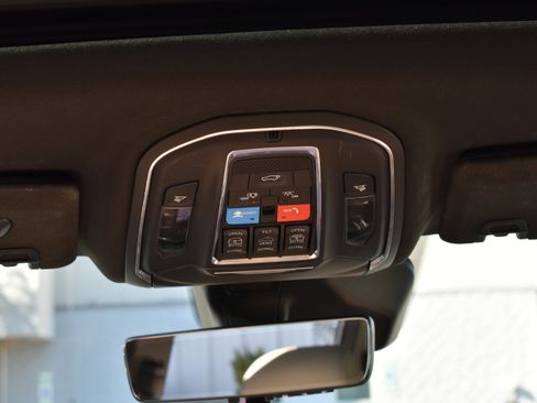 Used 2025 Jeep Grand Cherokee Limited w/ Luxury Tech Group II image 31