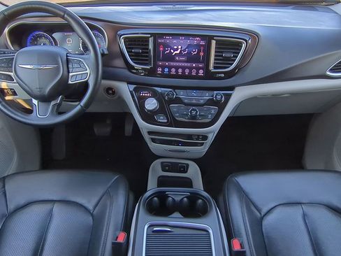 Used 2018 Chrysler Pacifica Touring-L Plus image 16