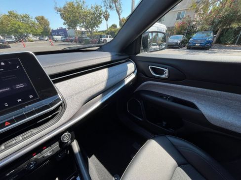 Used 2025 Jeep Compass Latitude AWD/4WD image 35