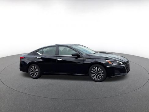 Used 2025 Nissan Altima 2.5 SV image 2