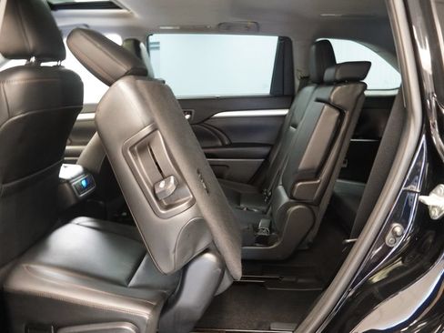 Used 2019 Toyota Highlander XLE AWD/4WD image 29