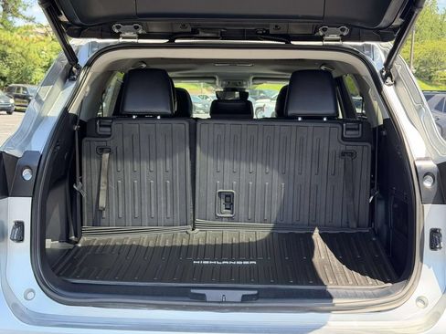 Used 2021 Toyota Highlander XLE AWD/4WD image 14
