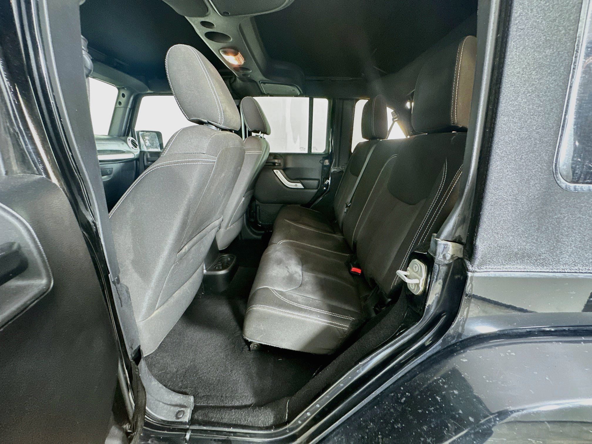 Used 2015 Jeep Wrangler Unlimited Sahara w/ Connectivity Group AWD/4WD image 24
