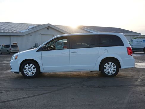 Used 2018 Dodge Grand Caravan SE w/ UConnect Hands-Free Group image 6
