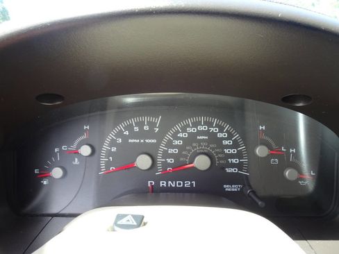 Used 2004 Ford Expedition XLT image 28
