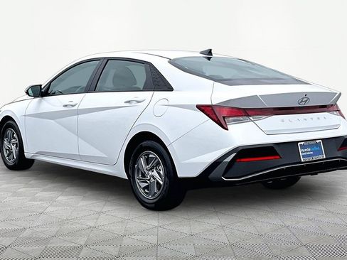 Certified 2025 Hyundai Elantra SE FWD image 6