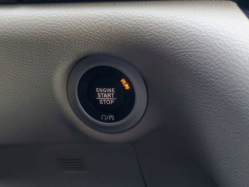 Used 2024 Chrysler Pacifica Touring-L image 23