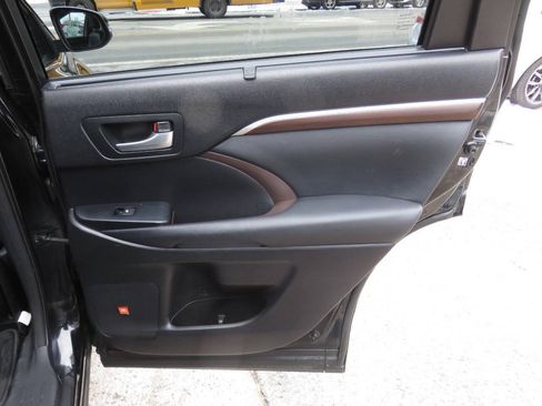 Used 2015 Toyota Highlander Limited Platinum AWD/4WD image 34