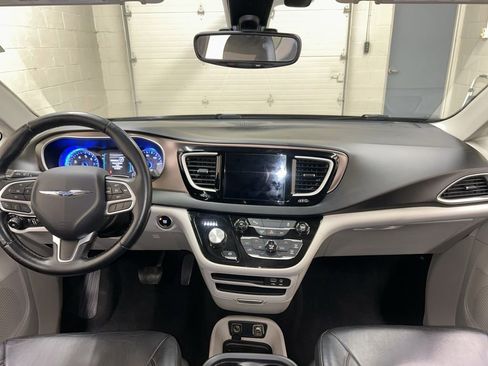 Used 2017 Chrysler Pacifica Touring-L FWD image 16