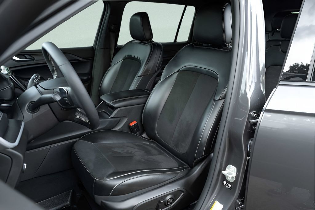 Used 2024 Jeep Grand Cherokee L Laredo RWD image 15