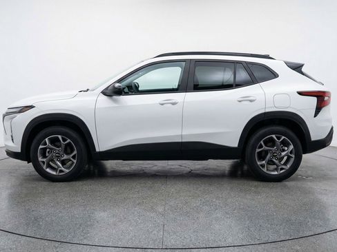 Used 2025 Chevrolet Trax LT w/ LT Convenience Package FWD image 5