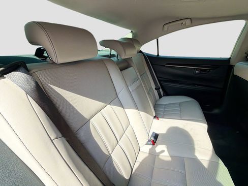 Used 2016 Lexus ES 350 w/ Luxury Package w/Wood Trim FWD image 25
