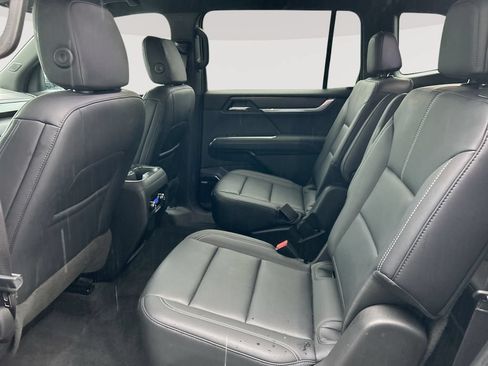 Used 2025 GMC Acadia Elevation w/ Elevation Premium Package AWD/4WD image 28