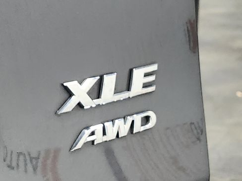 Used 2020 Toyota RAV4 XLE Premium image 18