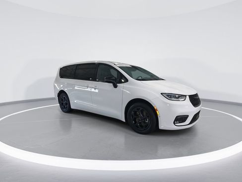 Used 2024 Chrysler Pacifica Select image 2