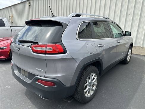Used 2018 Jeep Cherokee Latitude w/ Cold Weather Group image 3
