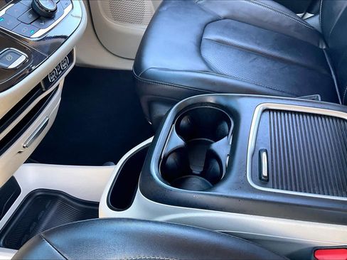 Used 2024 Chrysler Pacifica Touring-L FWD image 13