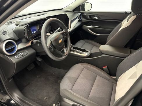 Used 2024 Chevrolet Trax LS w/ LS Convenience Package FWD image 8