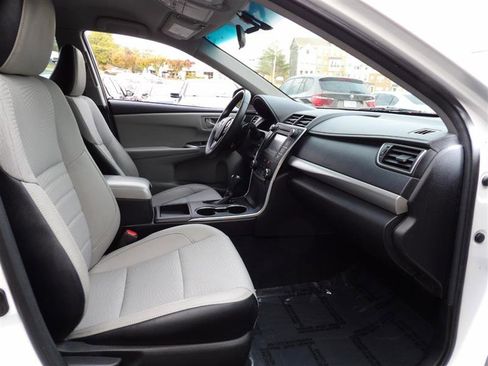 Used 2017 Toyota Camry SE image 17