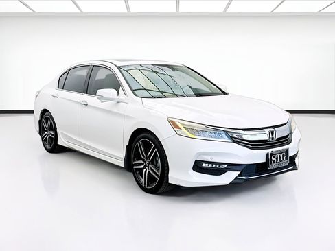 Used 2017 Honda Accord Touring image 3