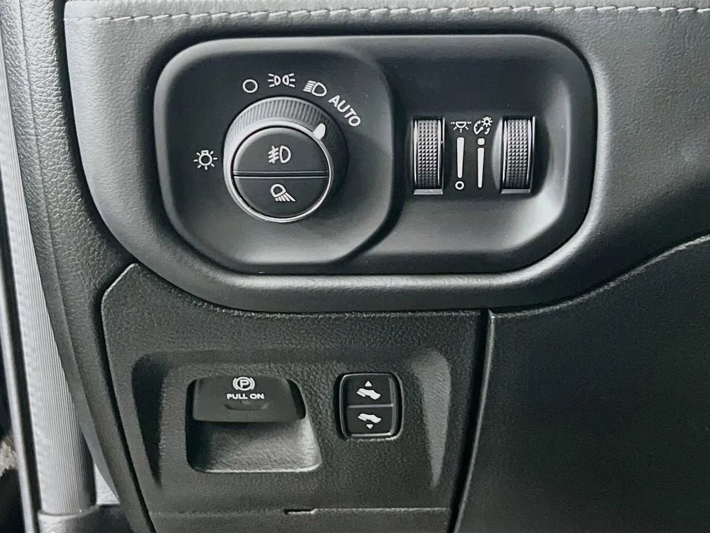 Used 2025 RAM 1500 Limited AWD/4WD image 11