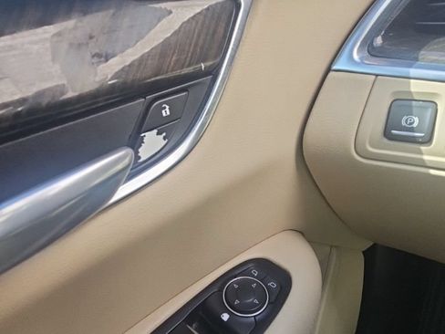 Used 2018 Cadillac XT5 FWD image 3