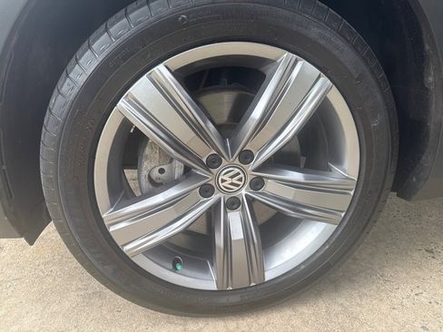 Used 2019 Volkswagen Tiguan SEL Premium image 38