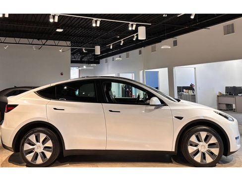 Used 2023 Tesla Model Y Long Range image 9