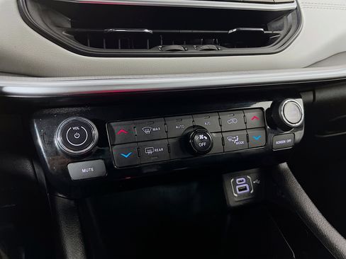 Used 2025 Jeep Compass Limited image 16