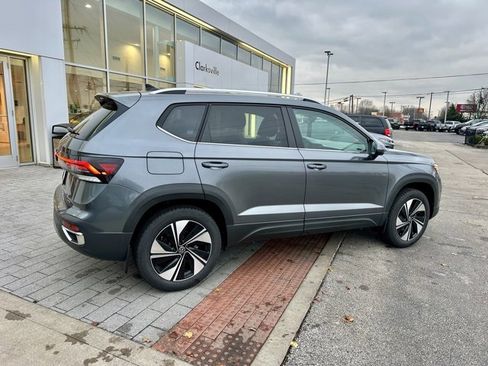 New 2026 Volkswagen Taos SE image 7