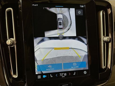 Used 2024 Volvo XC40 B5 Plus image 23