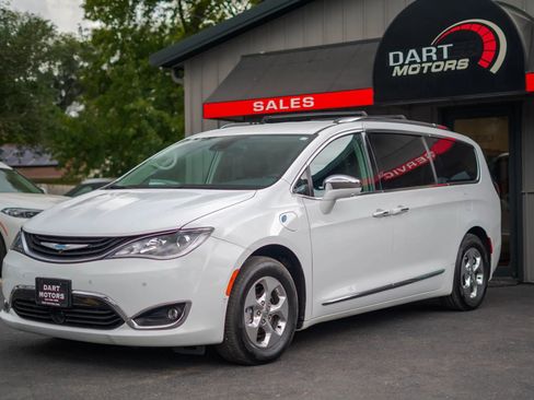 Used 2018 Chrysler Pacifica Limited w/ Advanced Safetytec Group image 3