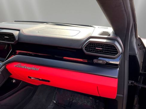Used 2022 Lamborghini Urus AWD/4WD image 24