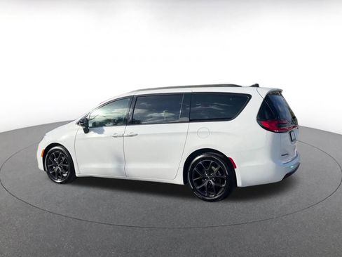 Used 2025 Chrysler Pacifica Limited image 10