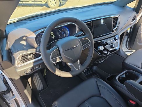 New 2026 Chrysler Pacifica Select image 18