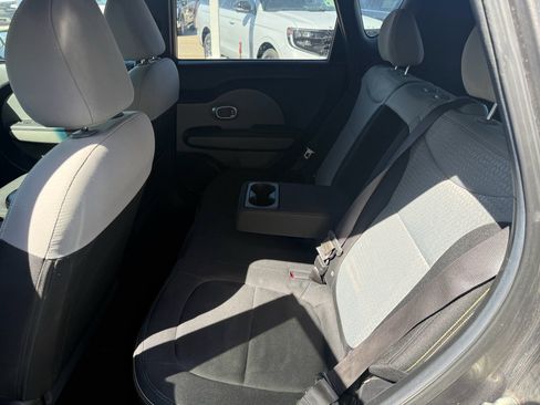 Used 2016 Kia Soul + image 11