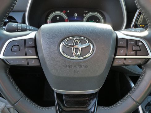 Certified 2025 Toyota Highlander XSE image 26
