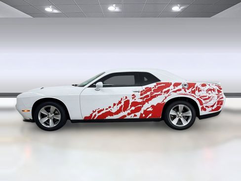 Used 2021 Dodge Challenger SXT image 2