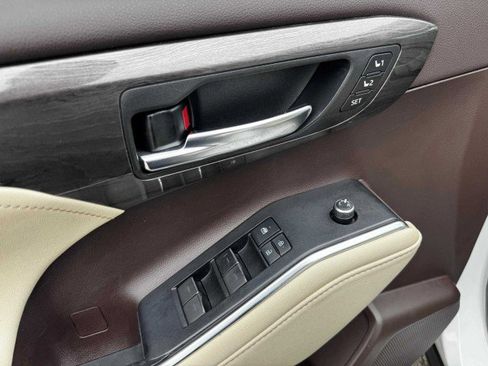 Used 2021 Toyota Highlander Platinum image 18