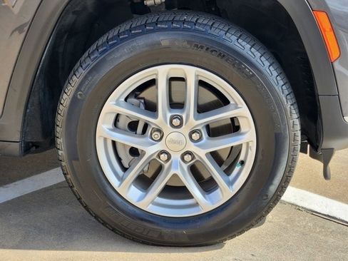 Used 2025 Jeep Grand Cherokee L Laredo image 10