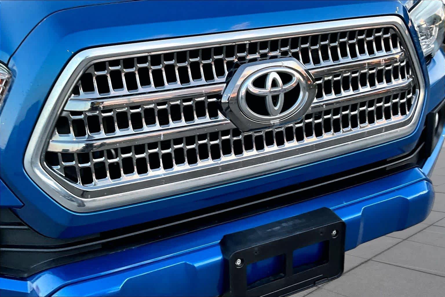 Used 2017 Toyota Tacoma TRD Sport w/ Tow Package RWD image 30