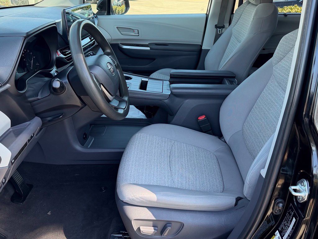 Used 2021 Toyota Sienna LE w/ LE Plus Package FWD image 11