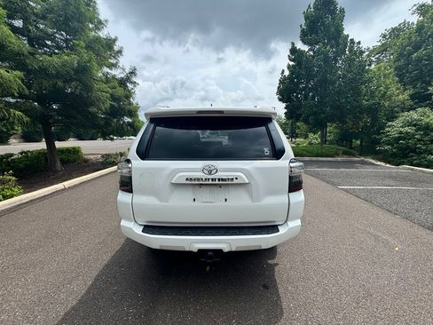 Used 2018 Toyota 4Runner SR5 Premium AWD/4WD image 10