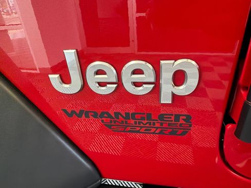Used 2018 Jeep Wrangler Unlimited Sport S AWD/4WD image 9