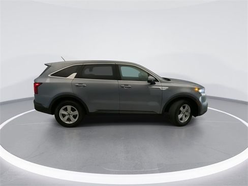 Used 2023 Kia Sorento LX image 5