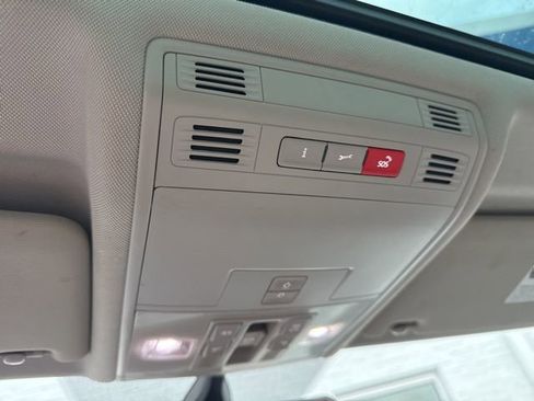 Used 2018 Volkswagen Tiguan SEL image 27