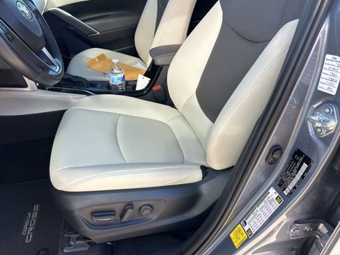 Used 2022 Toyota Corolla Cross XLE w/ Convenience Package image 13