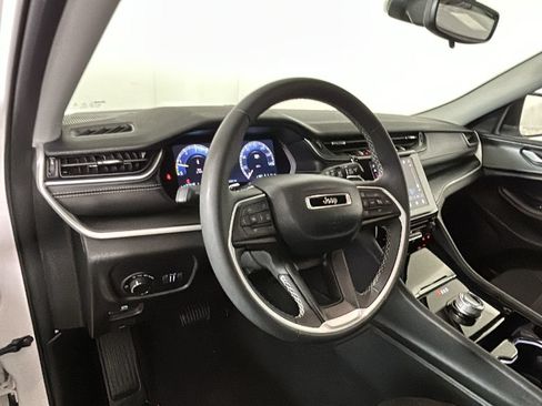 Used 2023 Jeep Grand Cherokee Laredo AWD/4WD image 15