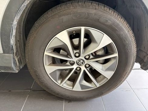 Used 2018 Toyota RAV4 XLE AWD/4WD image 4